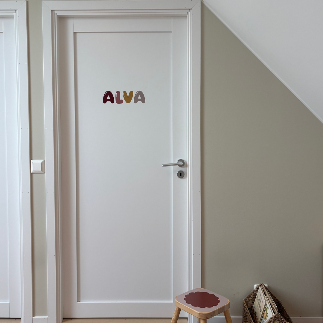 Personlig  dörrdekor med inspiration av keramikbokstäver